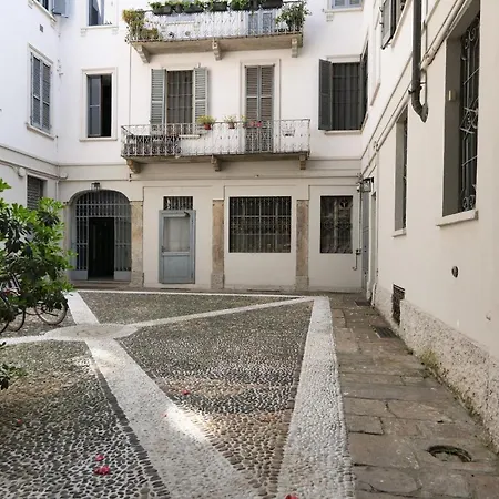 Charming 5 Vie Apt. Milan Center-2